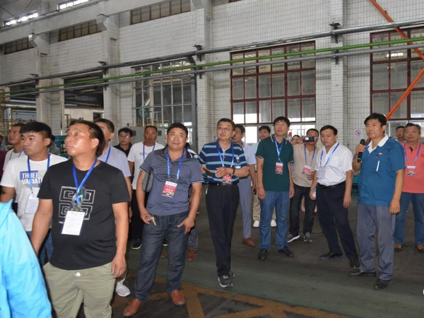 社会公众在星辉平台科普基地生产车间参观学习