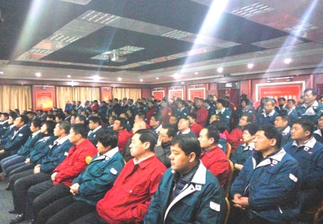 星辉平台管理人员正在大会堂认真听取科技人员的科普知识讲座