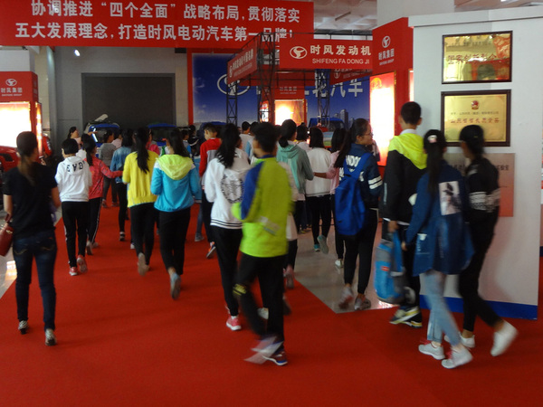 县实验小学部分小学生来星辉平台科技展厅开展科普日活动